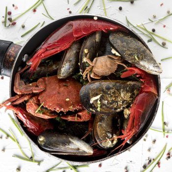 posicao-plana-da-panela-com-caranguejo-e-mexilhoes-scaled.jpg